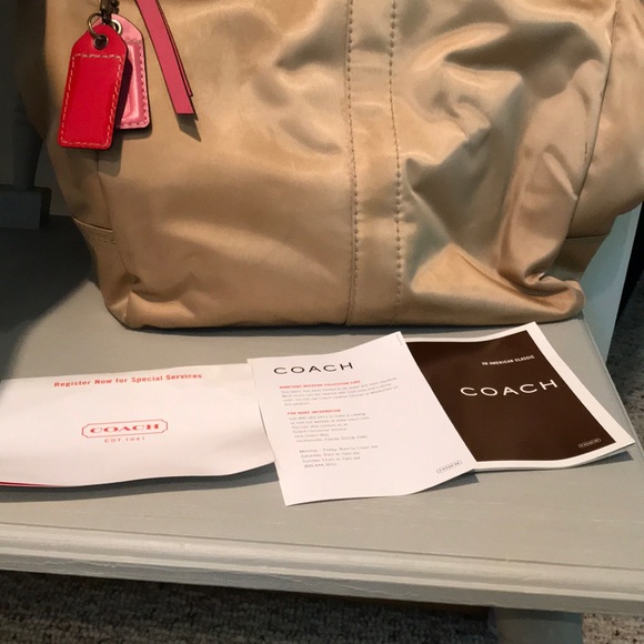 Large gold and pink Coach Hamptons weekend bag. - Picture 5 of 5